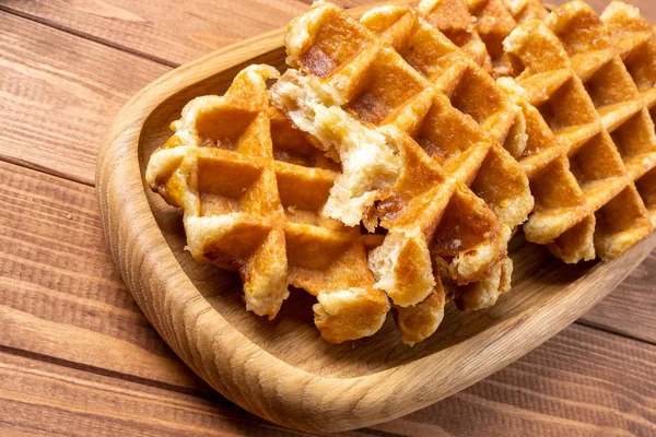 ahşap masa üzerinde bir tabak üzerinde waffle