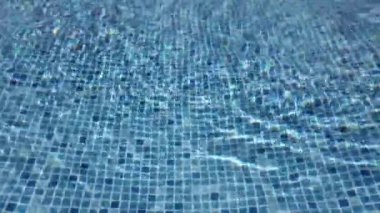 çalışan pompa ile havuz yüzeyi