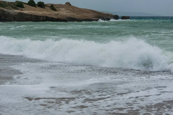 Хвилі в затоці Егейського моря в Родосі. — стокове фото
