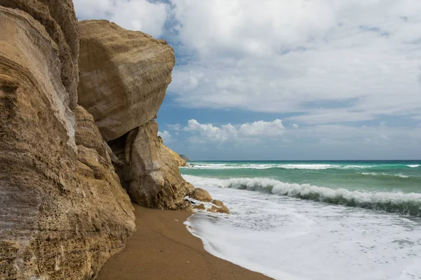 Rocha áspera e texturizada no litoral do mar Egeu . — Fotografia de Stock