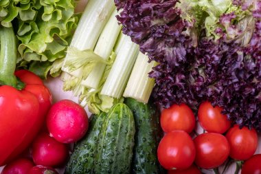 açık ahşap masada sebze, kırmızı biber, kereviz, yaprakları 