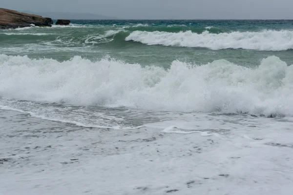 Fale w zatoce Morza Egejskiego na Rodos. — Zdjęcie stockowe