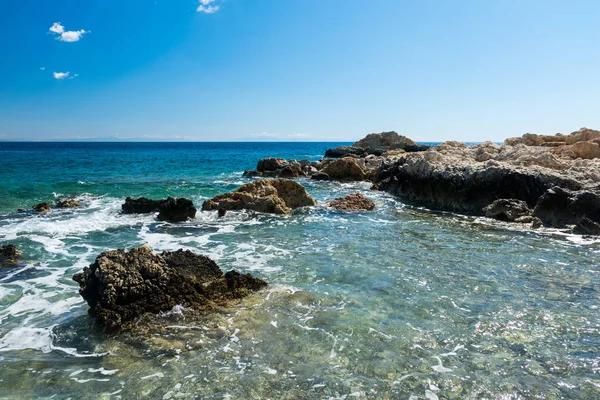 Mediterranean coast on a sunny day on Rhodes. — Stock Photo, Image