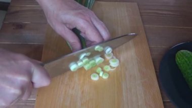 bir kesme tahtası üzerinde yeşil soğan pişirmek, yakın doğrayın yeşil soğan