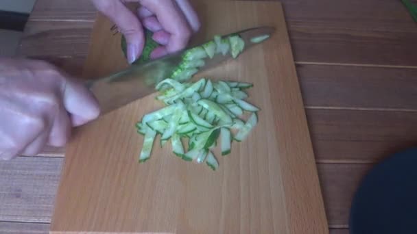 Vařit plátky okurky na střihací desce, těsný krájecí okurky — Stock video