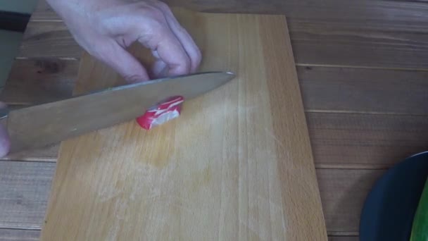 Cook plakjes radijs op een snijplank, close-up Chop radijsjes — Stockvideo