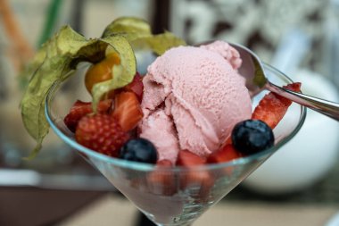 çilek ile süslenmiş çilekli dondurma