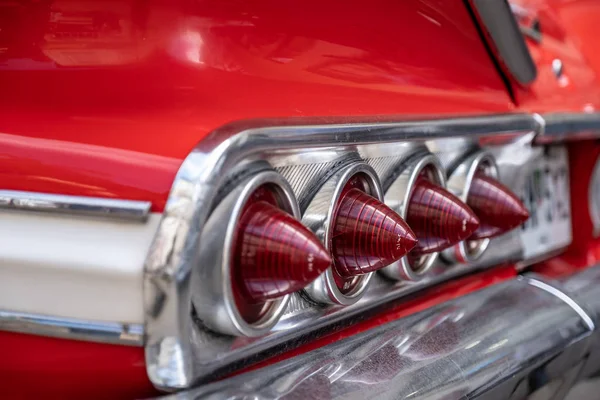 Close-up luzes traseiras do carro retro, luzes do vintage — Fotografia de Stock