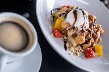çikolata kaplı dondurma ile waffle ve frui ile dekore