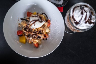çikolata kaplı dondurma ile waffle ve frui ile dekore