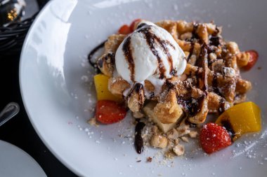 çikolata kaplı dondurma ile waffle ve frui ile dekore