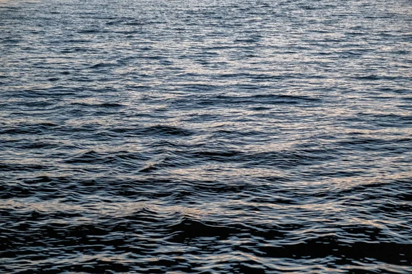 Wateroppervlak met reflecties in de avond — Stockfoto