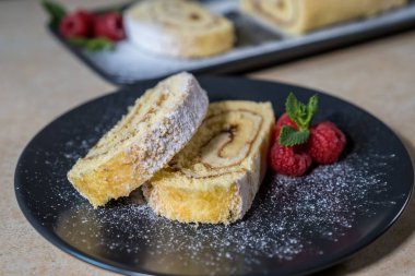 Reçel ile İsviçre Roll, bir pl üzerinde ahududu ve nane ile dekore