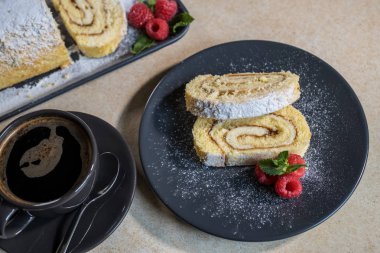 Reçel ile İsviçre Roll, bir pl üzerinde ahududu ve nane ile dekore