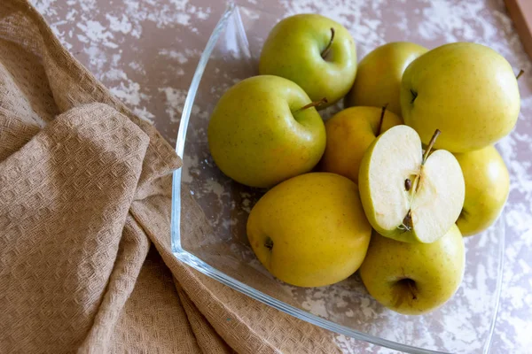 Äpfel auf einem Teller auf dem Tisch in der Küche. chauntecleer appl — Stockfoto