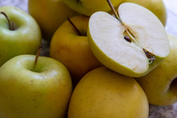 Äpfel auf einem Teller auf dem Tisch in der Küche. chauntecleer appl — Stockfoto