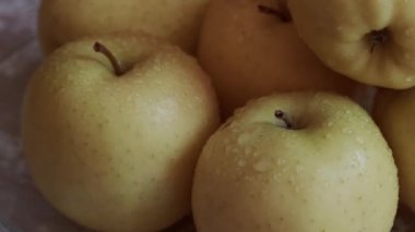 mutfakta masada bir tabak üzerinde elma. Chauntecleer elma.