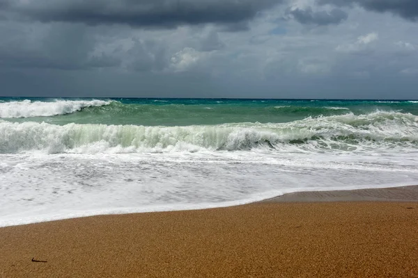 Fale na piaszczystej plaży Morza Egejskiego w Rodos. — Zdjęcie stockowe