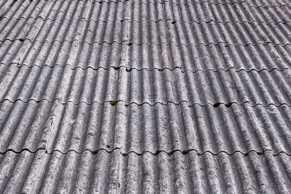 Vecchio tetto in ardesia grigia. vista prospettiva . — Foto Stock