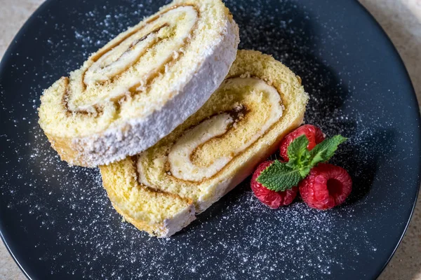 Reçel ile İsviçre Roll, bir pl üzerinde ahududu ve nane ile dekore