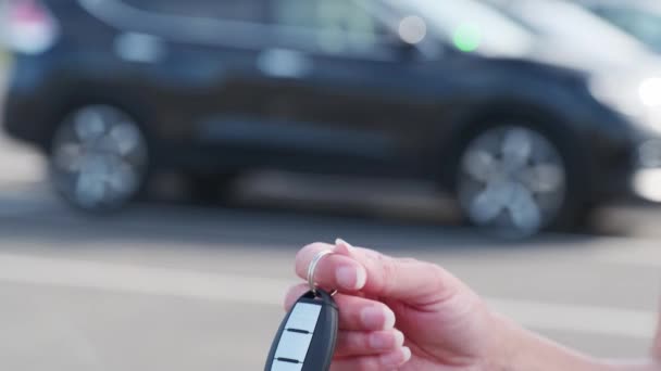 Uma Mulher Mostra Chaves Seu Carro Novo Comprado Negociante Carro — Vídeo de Stock