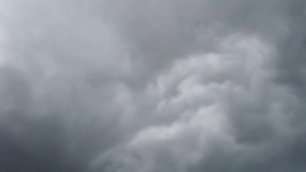 Nuages dans le ciel quand la pluie commence Timelapse 