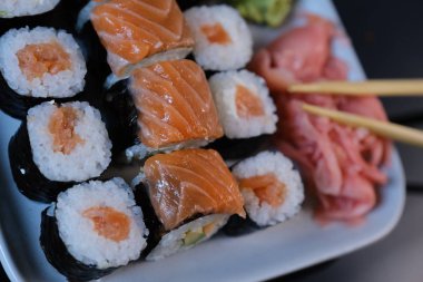 Deniz ürünleri ve soya sosu, Wasabi ve zencefil ile suşi rulo. Suşi 