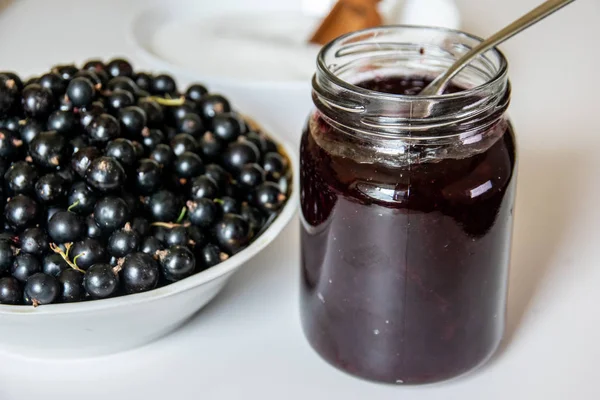 Siyah frenk üzümü Jam yakın çekim. Bir kase içinde Blackcurrant çilek