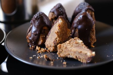 Gri bir tabakta Anthill çikolatalı kek tatlısı. T siyah tablo