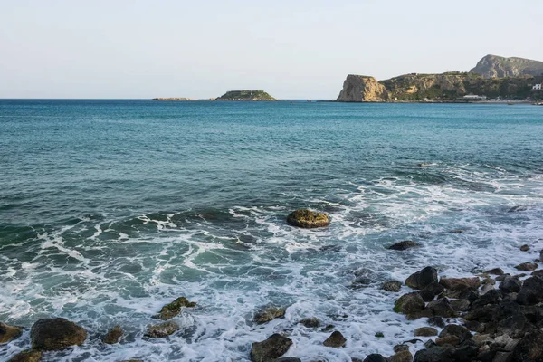 Golven op stenen strand van de Egeïsche zee in Rhodos. — Stockfoto