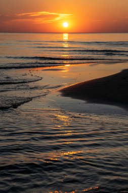 Deniz sahilinde gün batımı, güzel manzara gün batımı, akşam b