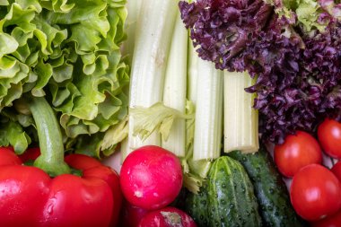 açık ahşap masada sebze, kırmızı biber, kereviz, yaprakları 