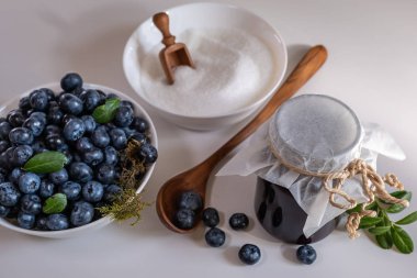 Huckleberry Jam yakın çekim. Yaban mersini ve şeker ve tahta kaşık i