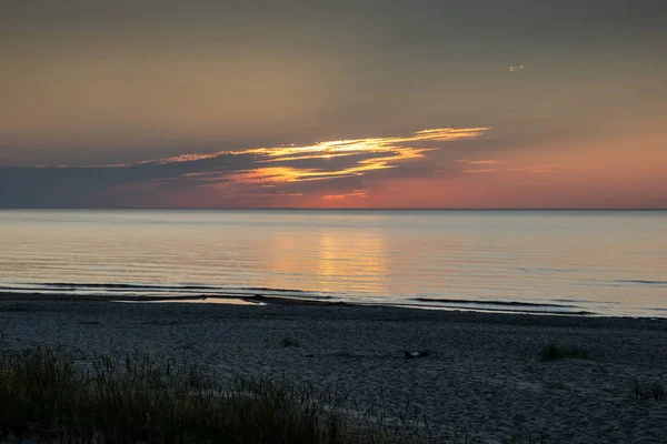 Захід сонця на березі моря, гарний вид на захід сонця, вечір в b — стокове фото