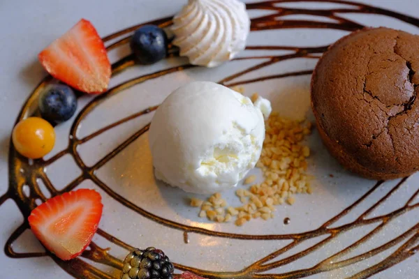 Fondant au chocolat chaud avec crème glacée. Gâteau de lave au chocolat sur Whi — Photo