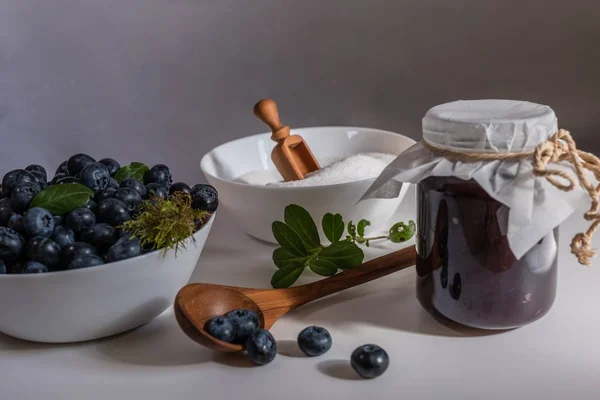 Huckleberry Jam närbild. Blåbär och socker och trä sked i — Stockfoto