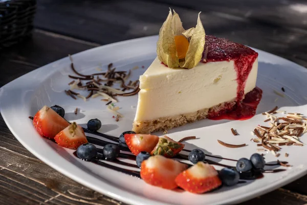 Gâteau au fromage classique avec confiture de framboise sur une assiette décorée avec — Photo