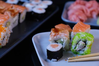 Deniz ürünleri ve soya sosu, Wasabi ve zencefil ile suşi rulo. Suşi 