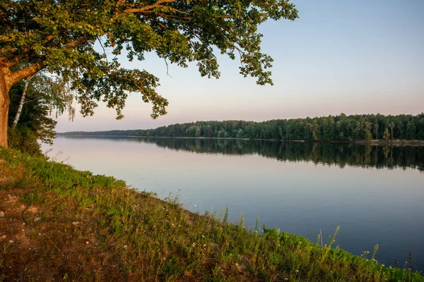 Ruhiger Fluss bei Sonnenuntergang im Sommer — Stockfoto