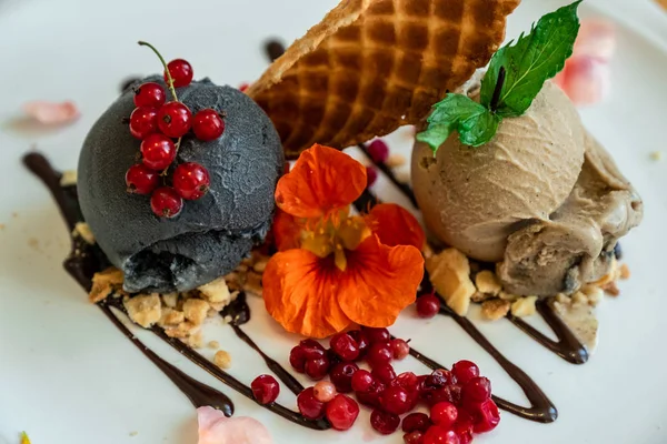 Crème glacée au charbon de bois et à la chicorée et gaufres aux baies fraîches — Photo