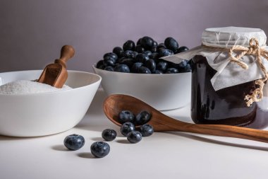 Huckleberry Jam yakın çekim. Yaban mersini ve şeker ve tahta kaşık i