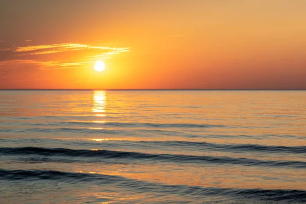 Deniz sahilinde gün batımı, güzel manzara gün batımı, akşam b