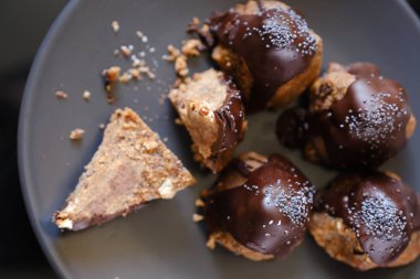 Gri bir tabakta Anthill çikolatalı kek tatlısı. T siyah tablo