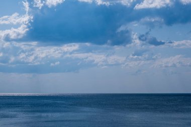 beyaz bulutlar ile güzel gökyüzü ile açık mavi deniz