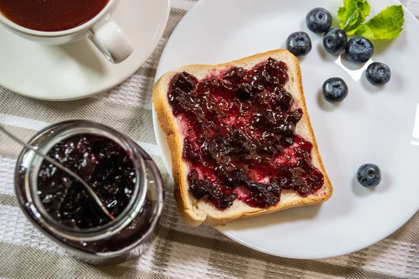 A pirítós áfonya lekvárt és egy is a Huckleberry Jam egy — Stock Fotó