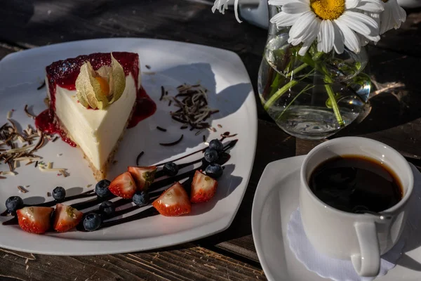 Pastel de queso clásico con mermelada de frambuesa en un plato decorado con —  Fotos de Stock