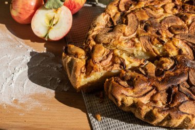 kiti ahşap bir masada ev yapımı elma pasta ve taze elma