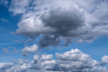 Mavi Gökyüzündeki Beyaz Bulutlar. Bulutlar ile doğal arka plan