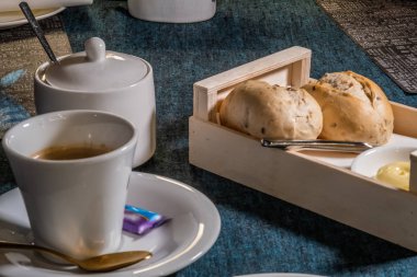 Siyah kahve ve taze hamur işleri. Erken mo hafif kahvaltı