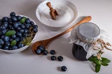 Huckleberry Jam yakın çekim. Yaban mersini ve şeker ve tahta kaşık i